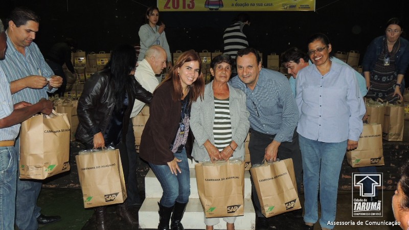 Entrega de mantas da Campanha do Agasalho 2013