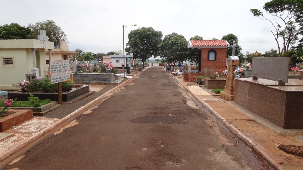 Prefeitura_realiza_limpeza_pública_no_cemitério_municipal_para_o_dia_de_Finados_(1)