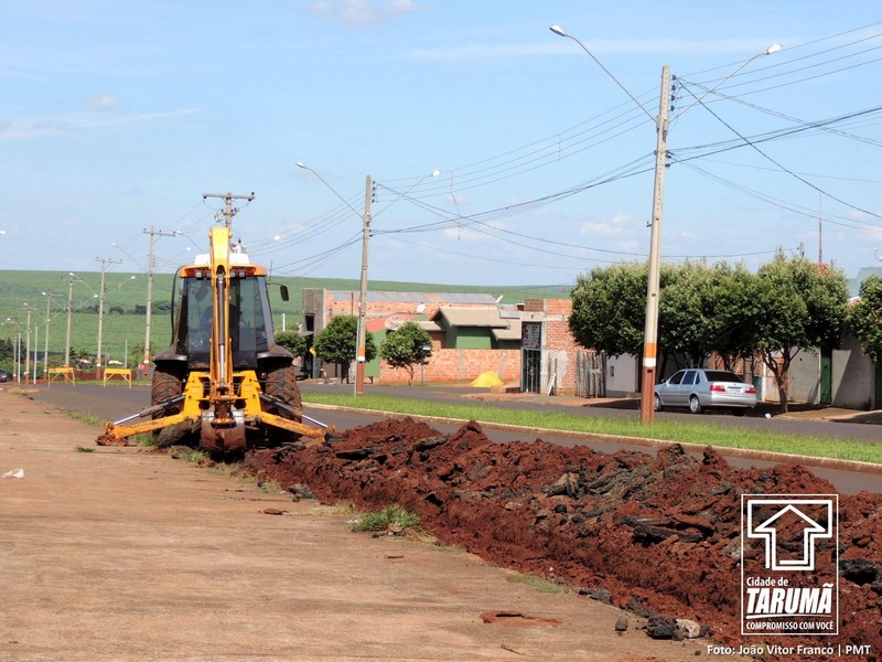 Prefeitura de Tarumã trabalha na remoção de “borrachudos” e tapa buracos pela cidade