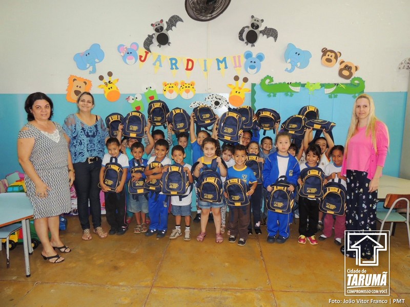 Alunos da E.M Gilberto Lex recebem novos uniformes escolares