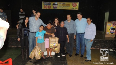 Entrega de mantas da Campanha do Agasalho 2013