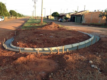 Secretaria de obras realiza serviço de guias e sarjetas na cidade